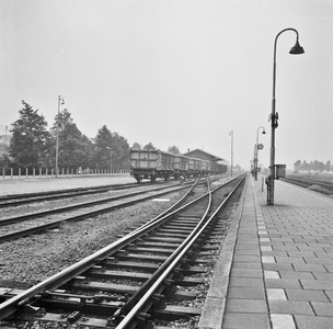 153158 Gezicht op het perron en het emplacement van het N.S.-station Leerdam te Leerdam.